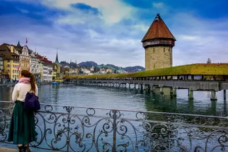Viajar en Suiza en coche: ¿cuándo y dónde vale la pena comprar la viñeta?